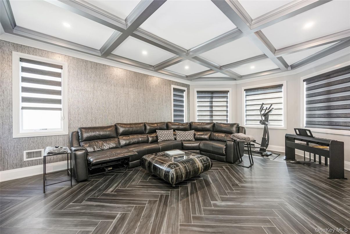 Fitness Equipment, Interior, Living room, Recessed Lighting, Wood Texture Flooring