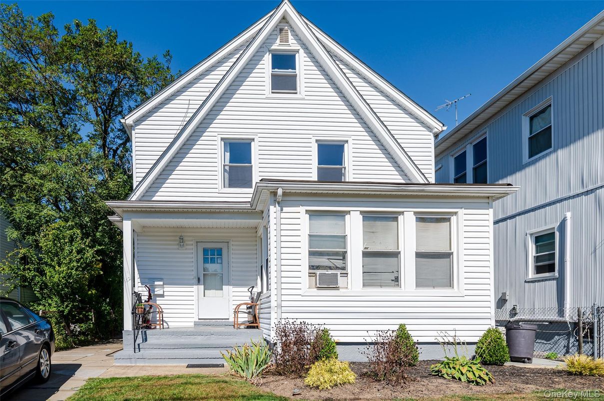 Exterior, Facade, Queen Anne Victorian