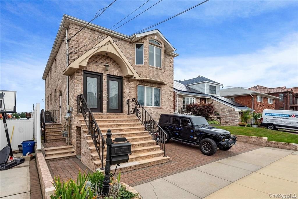 Exterior, Facade, Brick Facade, Queen Anne Victorian