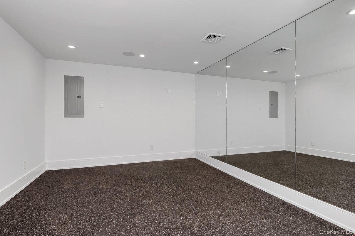 Empty room, Interior, Recessed Lighting