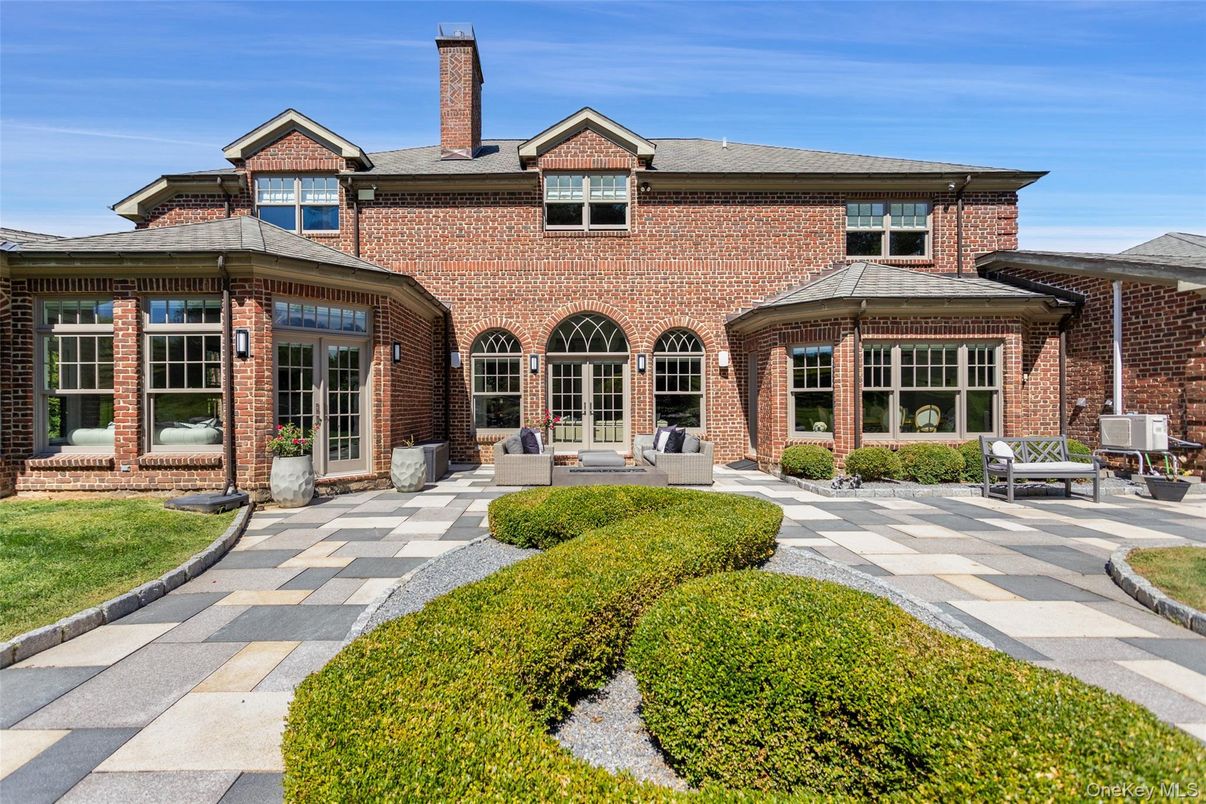 Exterior, Facade, Brick Facade, Georgian
