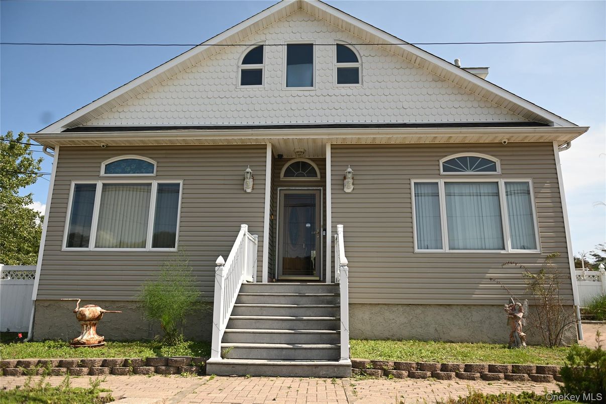 Exterior, Facade, Queen Anne Victorian