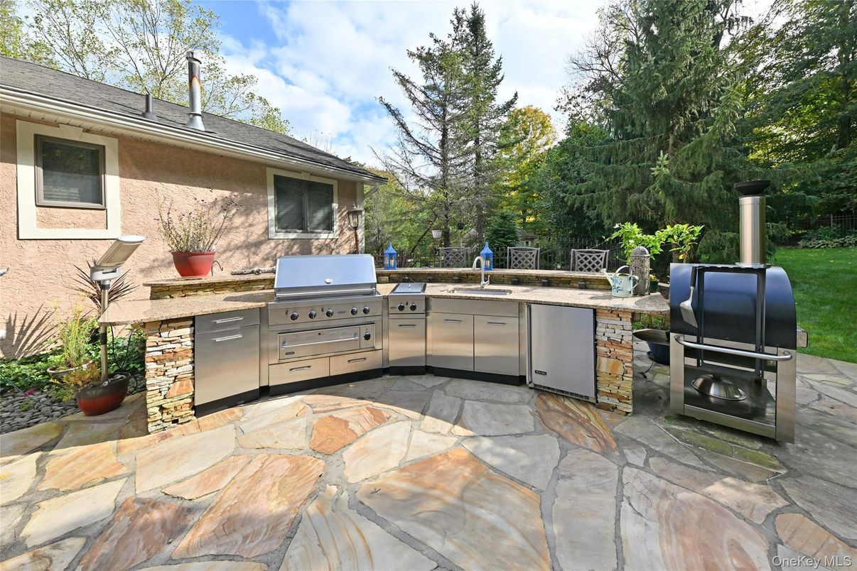 Exterior, Outdoor Kitchen