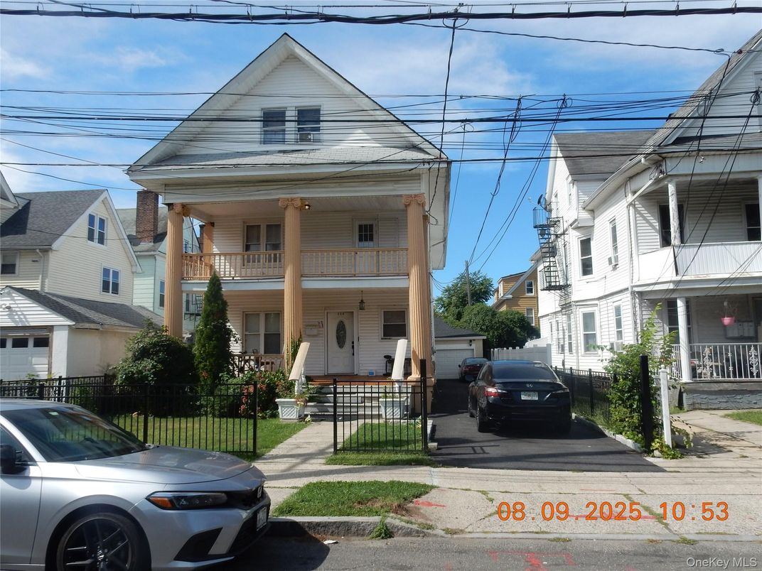 Exterior, Facade, Queen Anne Victorian