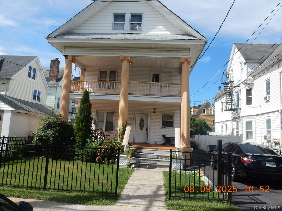 Exterior, Facade, Queen Anne Victorian