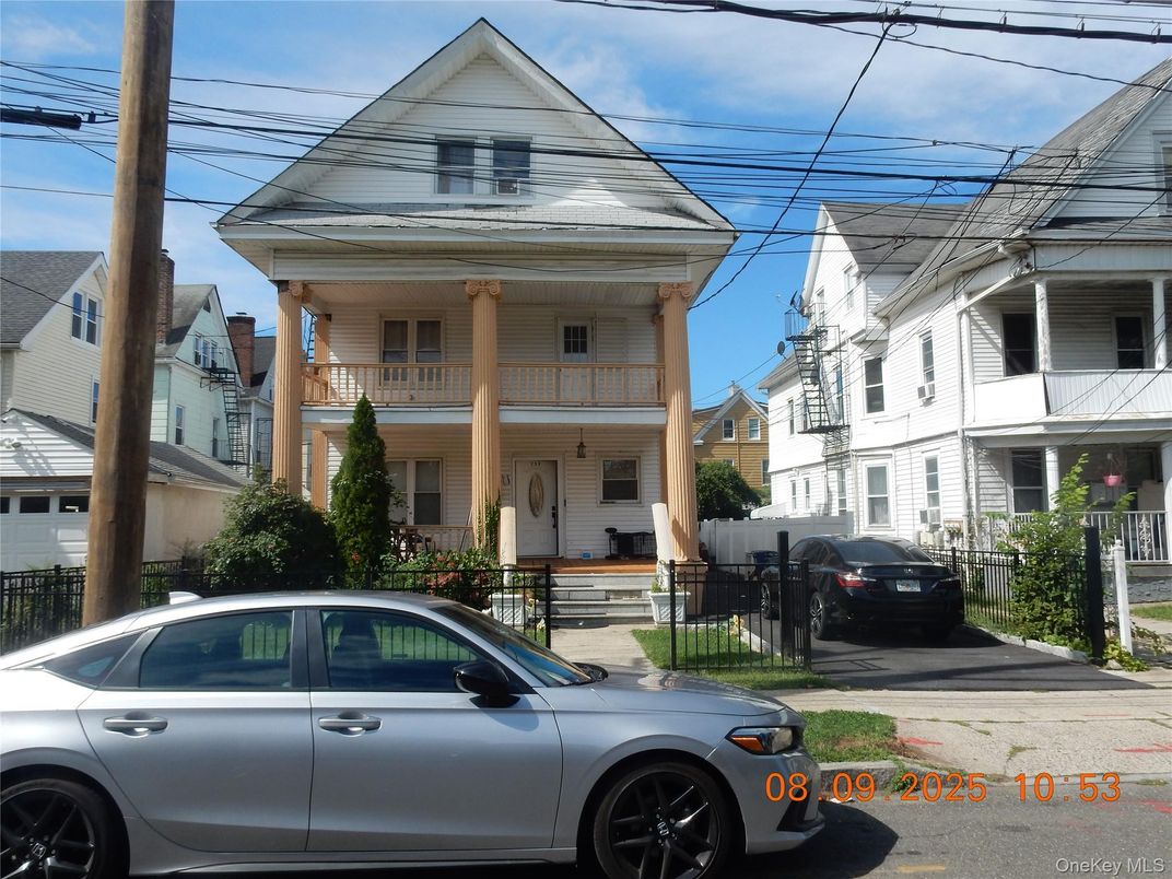 Exterior, Facade, Queen Anne Victorian