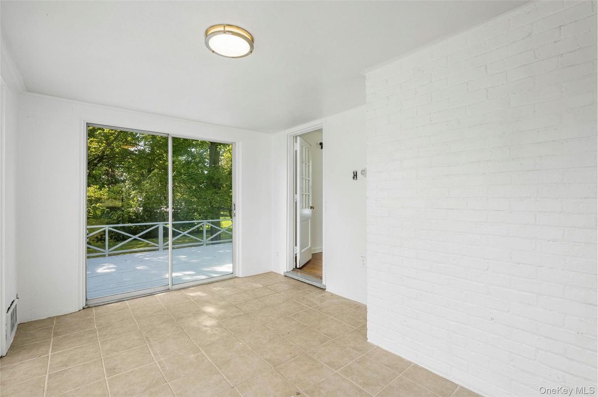 Empty room, Interior