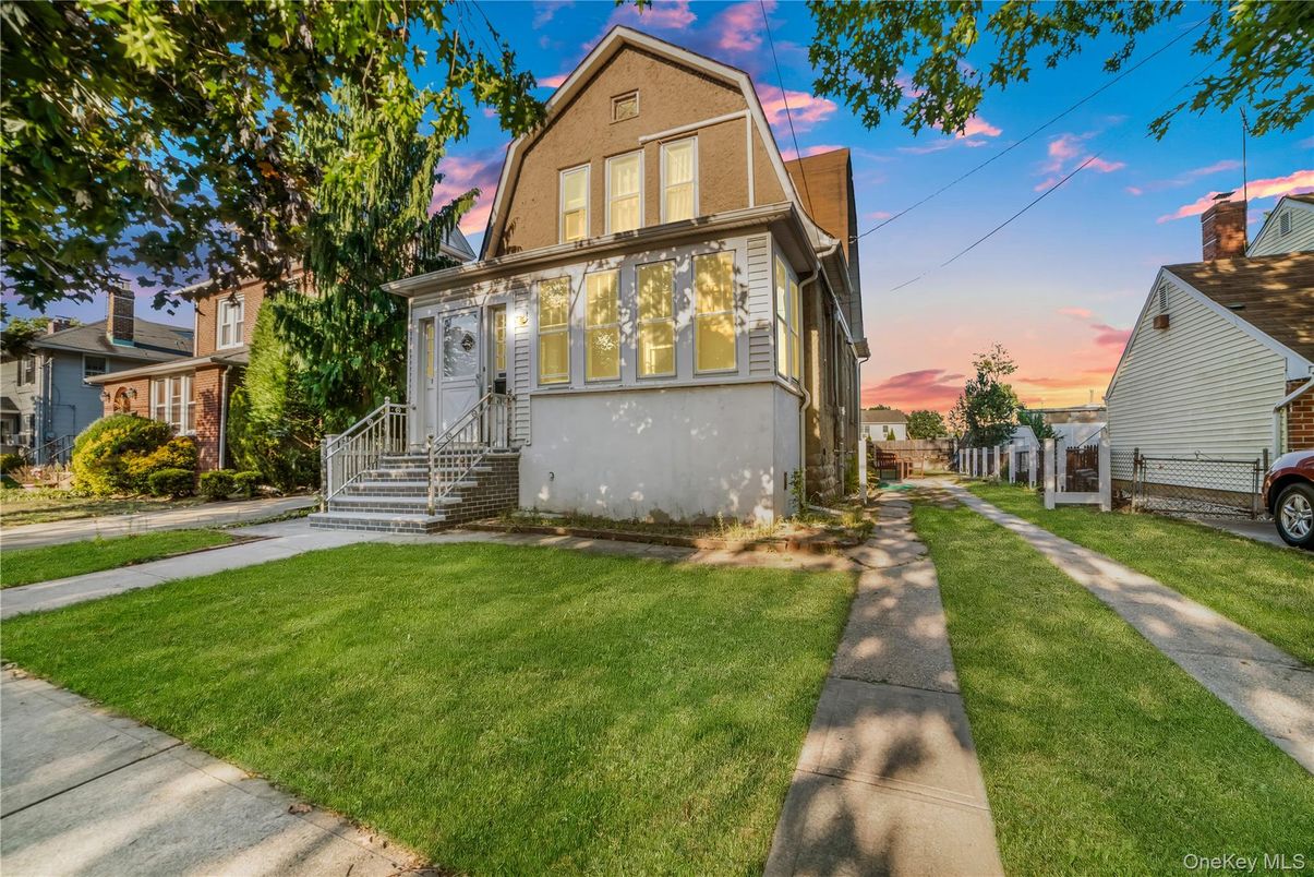 Exterior, Facade, Queen Anne Victorian