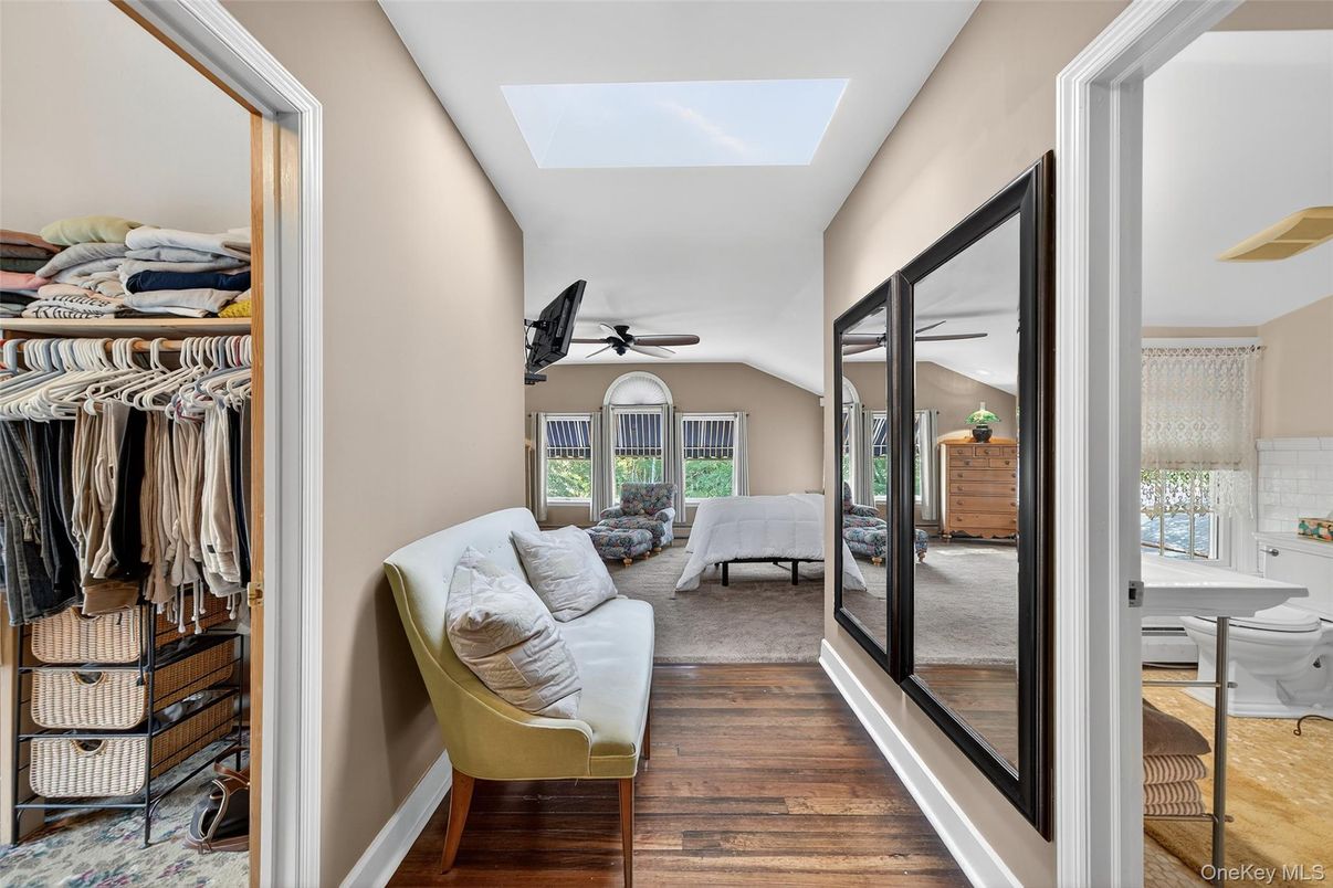Interior, Living room, Walk-in Closets, Wood Texture Flooring