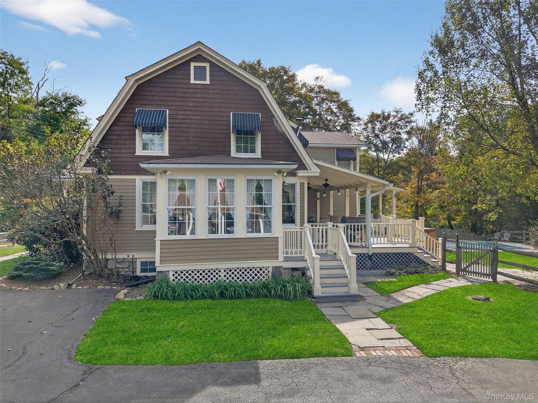 Exterior, Facade, Queen Anne Victorian