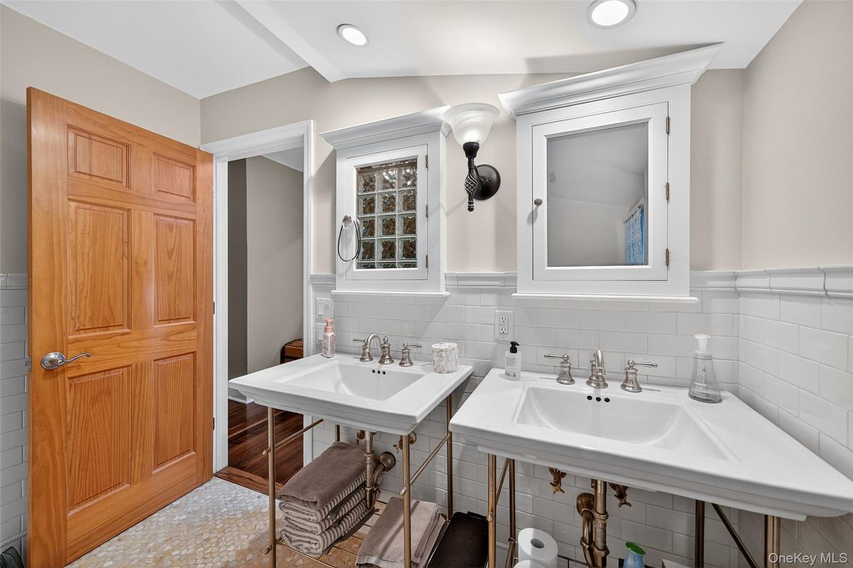 Bathroom, Dual Sink Vanities, Interior, Recessed Lighting