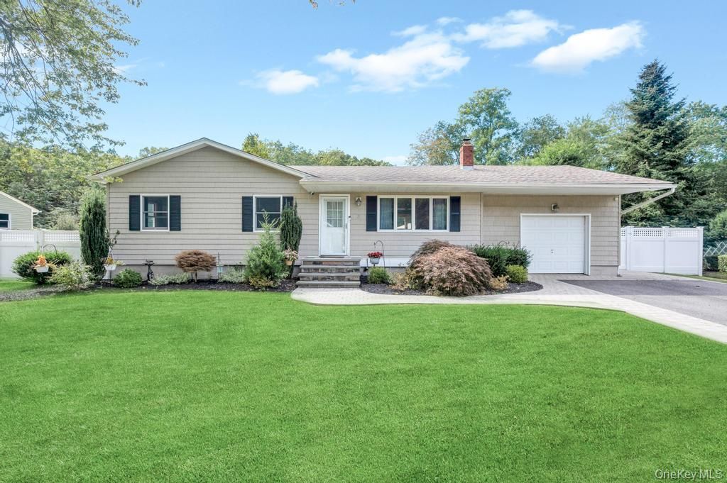 Attached, Exterior, Facade, Ranch
