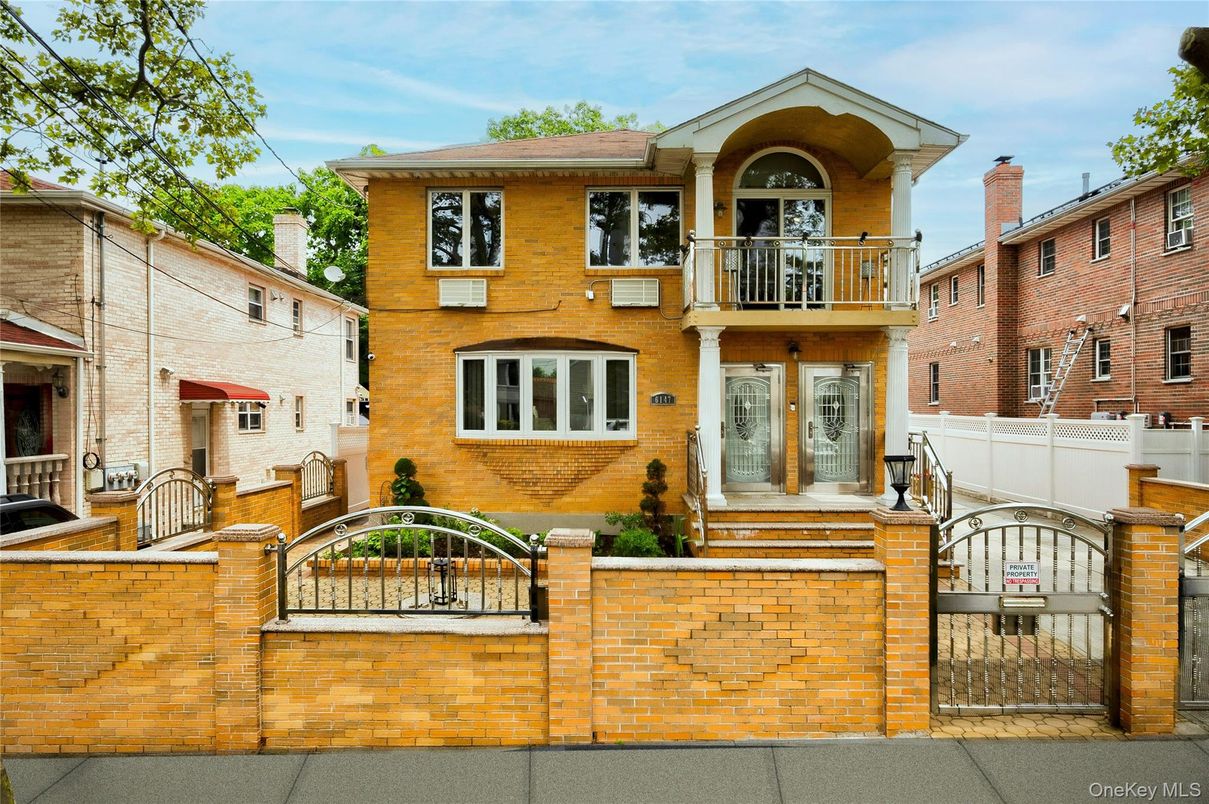 Exterior, Facade, Brick Facade, Rowhouse