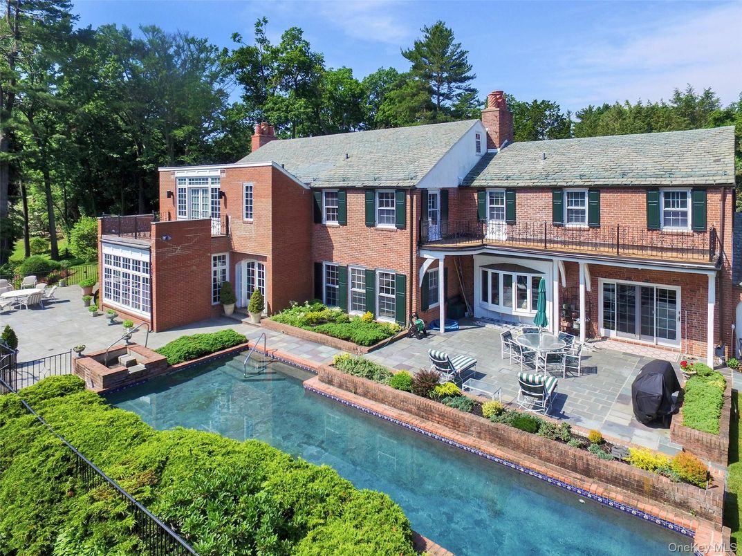 Exterior, Facade, Brick Facade, Pool, Georgian