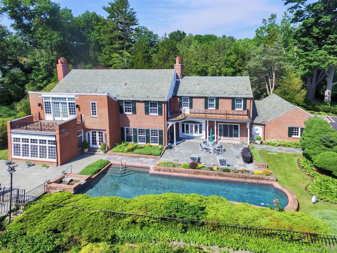 Exterior, Facade, Brick Facade, Pool, Cape Cod