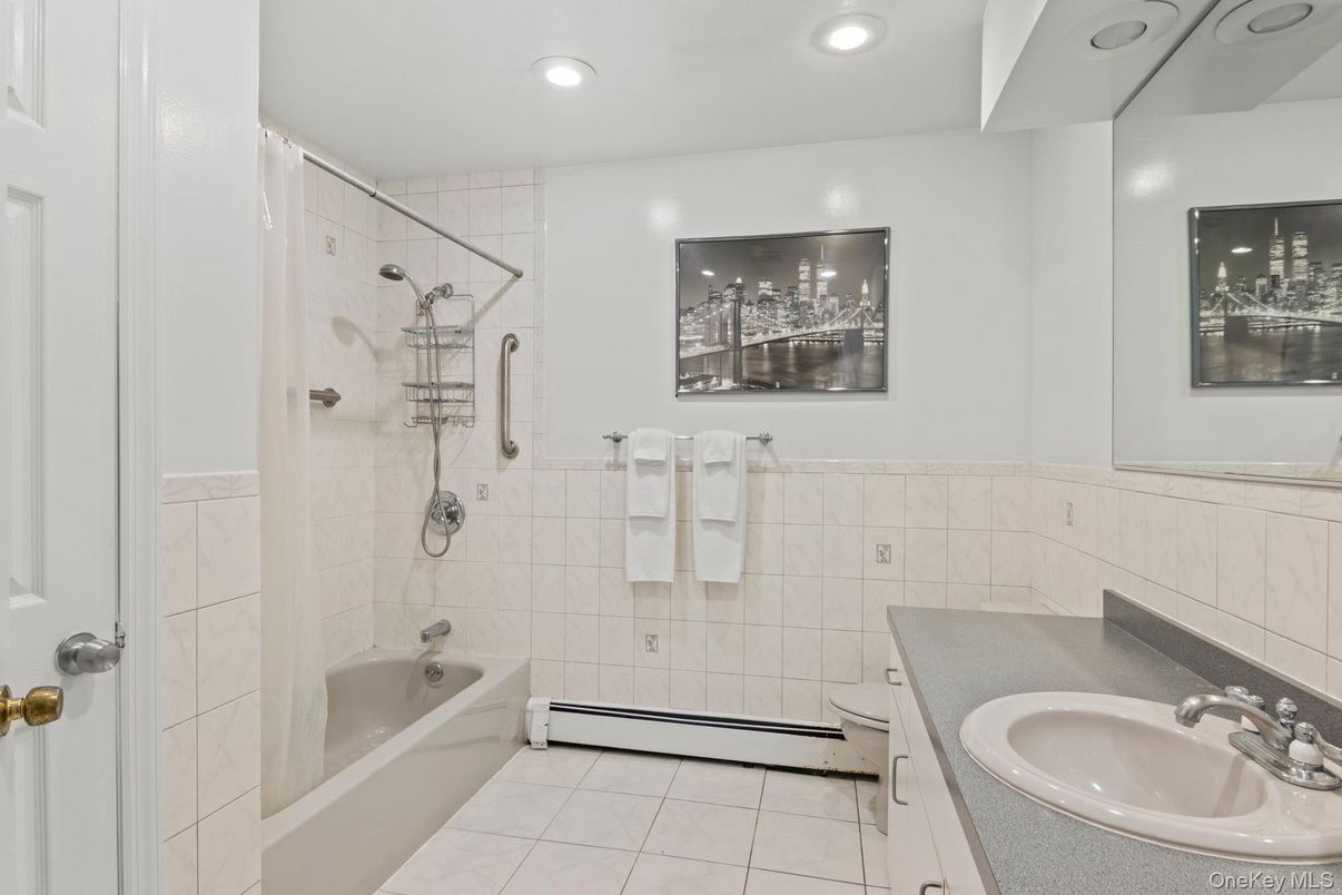 Bathroom, Interior, Recessed Lighting