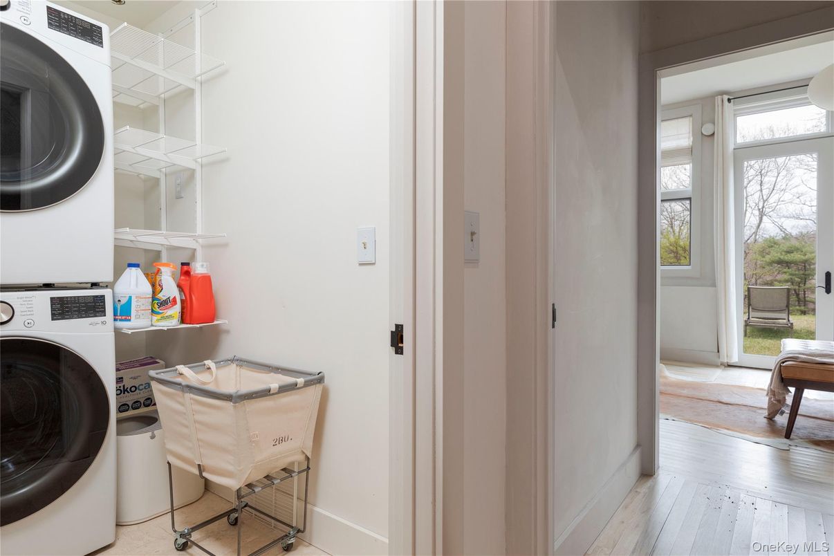 Interior, Washer, Wood Texture Flooring