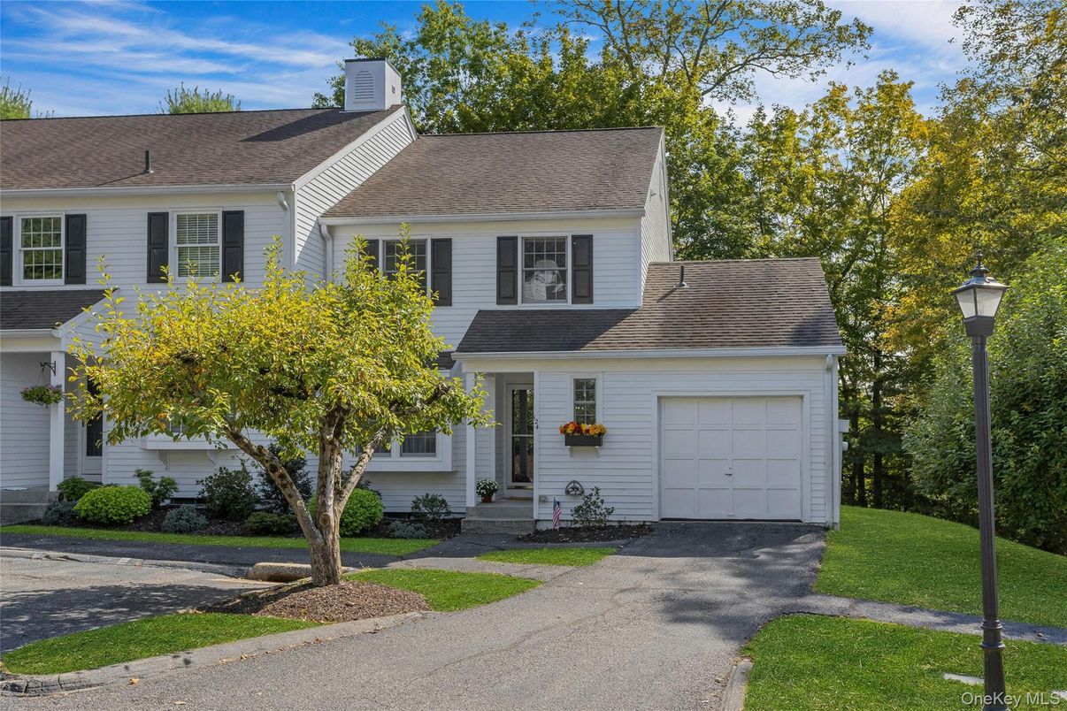 Attached, Exterior, Facade, Cape Cod