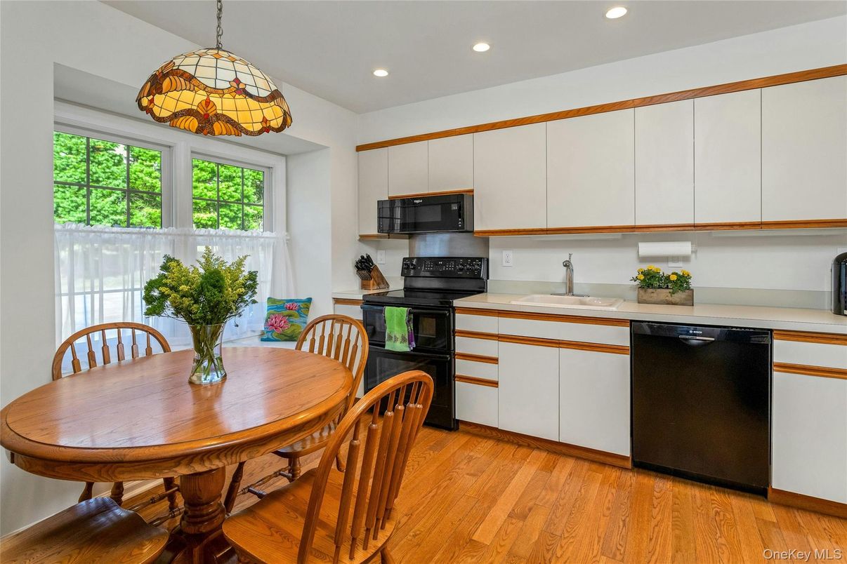 Dining room, Interior, Kitchen, Pendant Lights, Recessed Lighting, Wood Texture Flooring