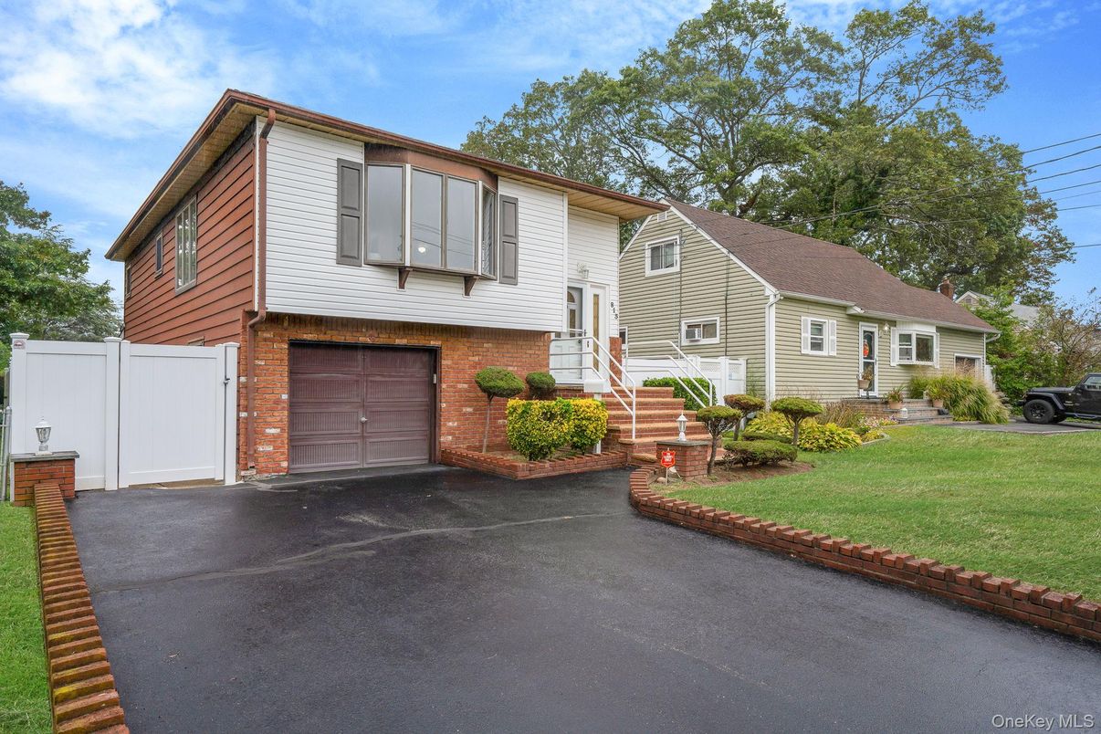 Attached, Exterior, Facade, Brick Facade, Raised Ranch