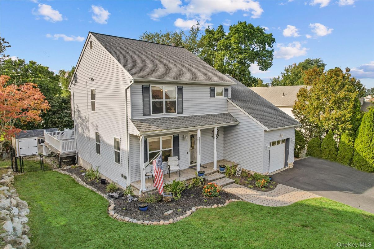 Attached, Exterior, Facade, Farmhouse