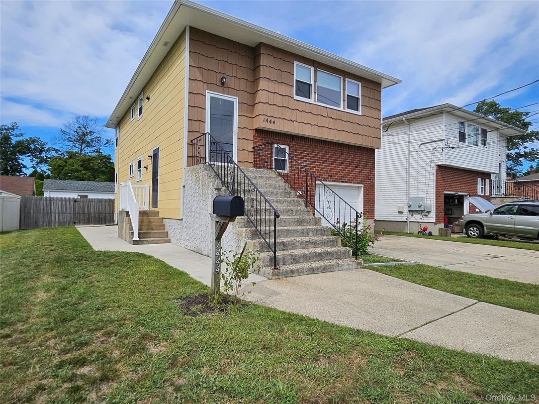 Attached, Exterior, Facade, Brick Facade, Raised Ranch