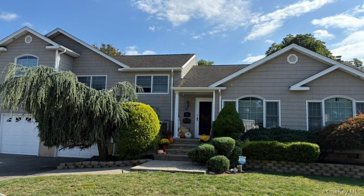 Attached, Exterior, Facade, American Craftsman