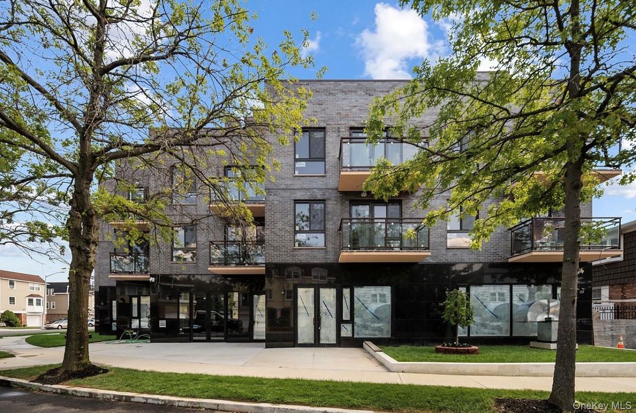 Exterior, Facade, Brick Facade, Rowhouse