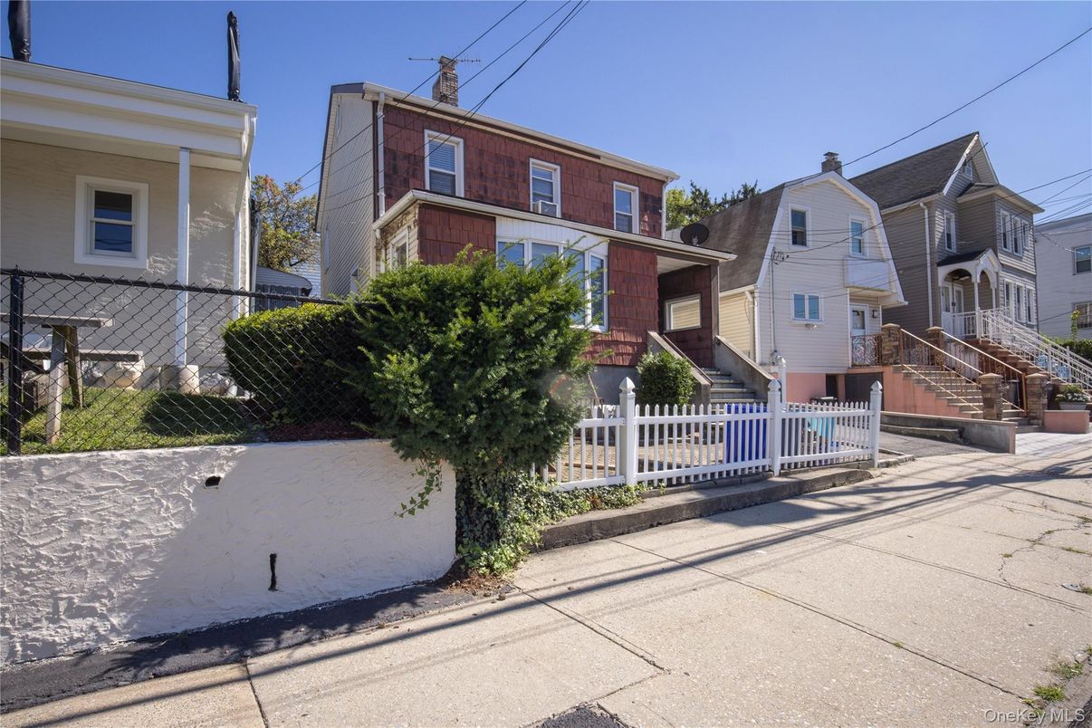Exterior, Facade, American Foursquare