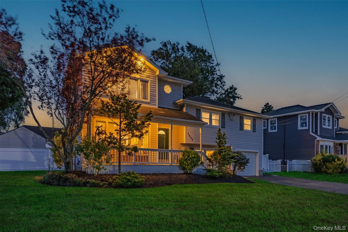 Attached, Exterior, Facade, American Foursquare