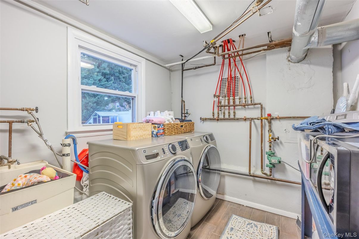 Interior, Washer, Wood Texture Flooring
