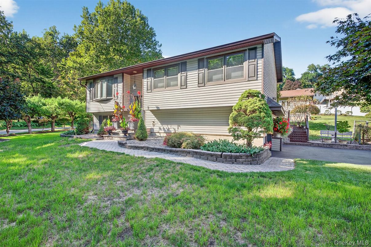 Backyard, Exterior, Facade, Raised Ranch