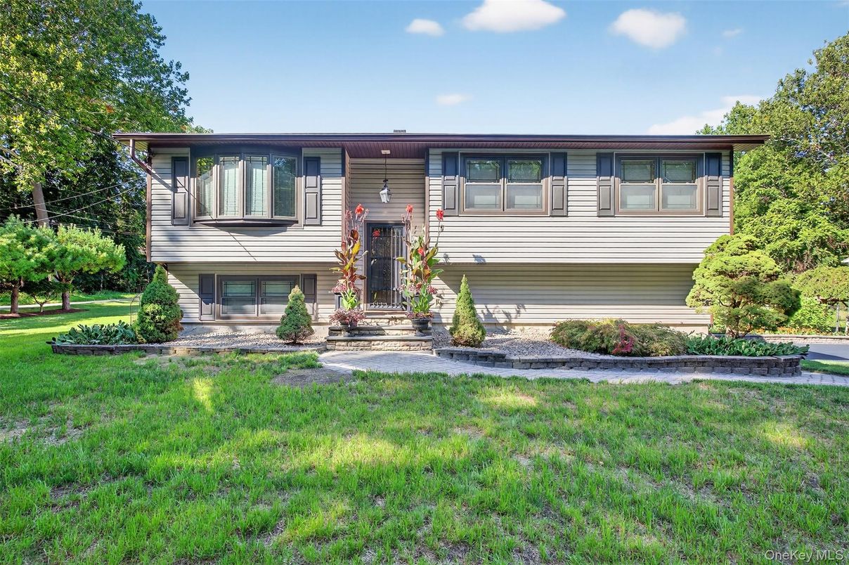 Exterior, Facade, Raised Ranch