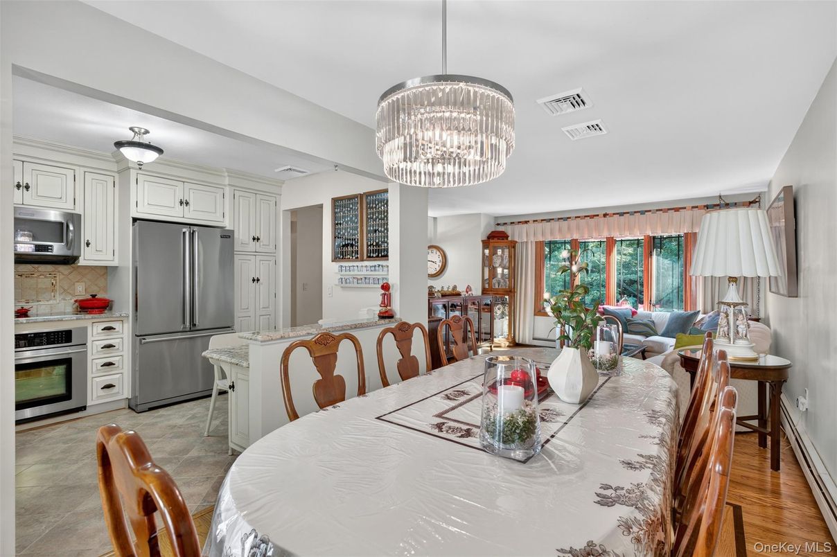 Chandelier, Dining room, Interior, Kitchen, Living room, Stainless Steel Appliances