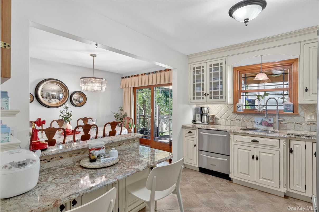 Dining room, Interior, Kitchen, Pendant Lights, Stainless Steel Appliances