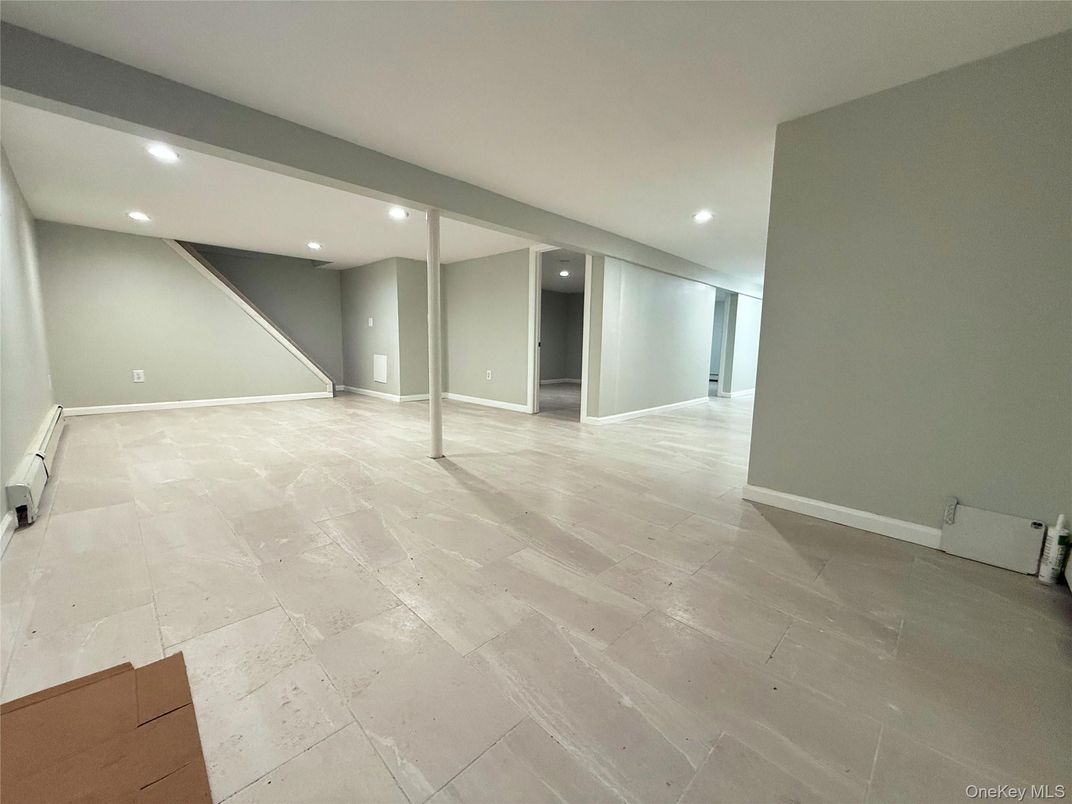 Empty room, Interior, Recessed Lighting