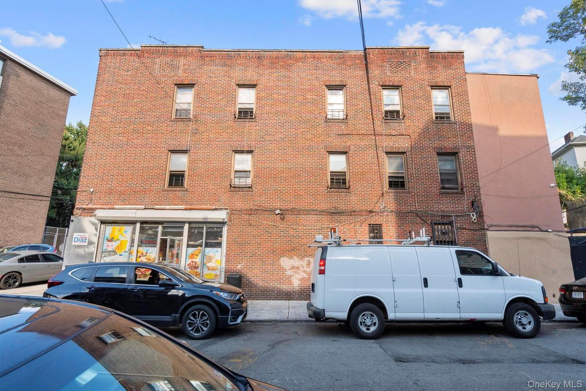 Exterior, Facade, Brick Facade, Rowhouse