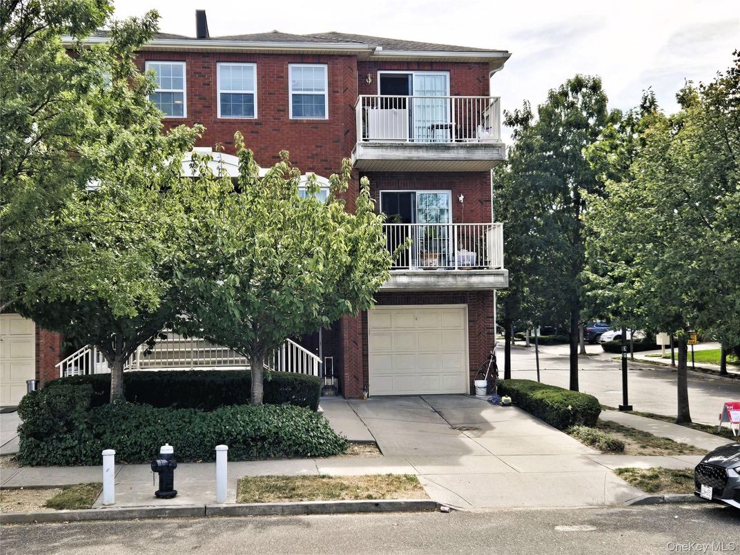 Attached, Exterior, Facade, Brick Facade, Georgian