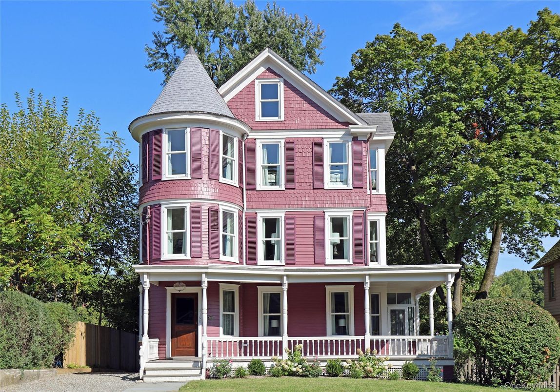 Exterior, Facade, Queen Anne Victorian