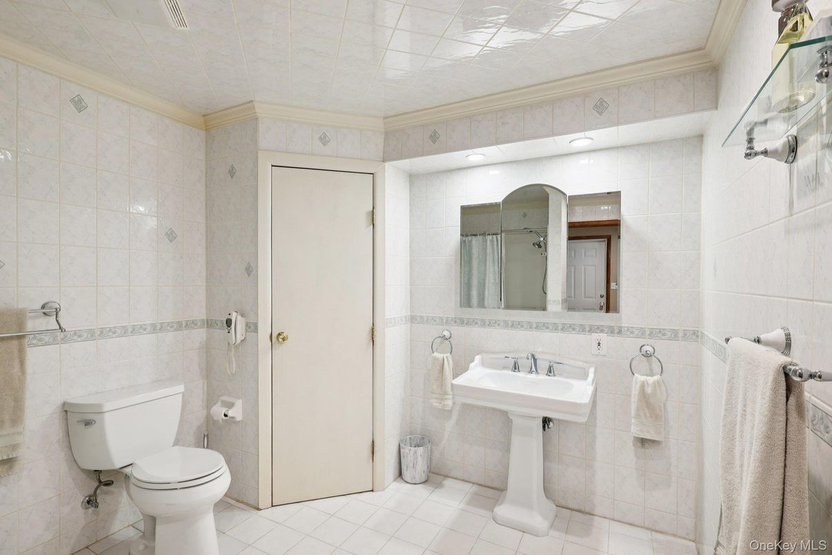 Bathroom, Interior, Recessed Lighting