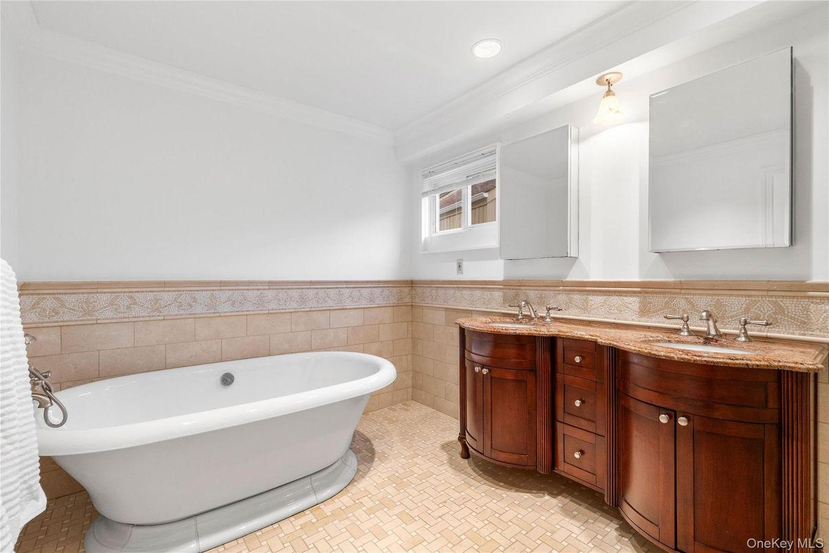 Bathroom, Dual Sink Vanities, Free Standing Baths, Interior, Recessed Lighting