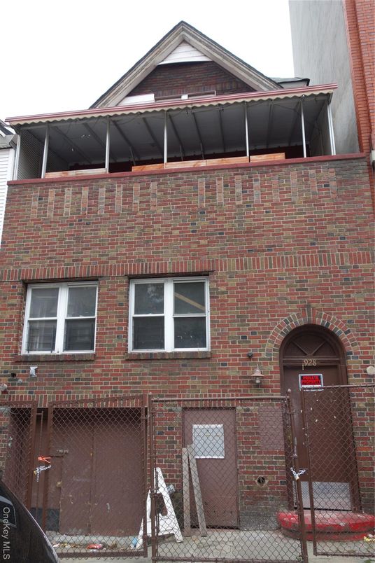 Exterior, Facade, Brick Facade, Rowhouse