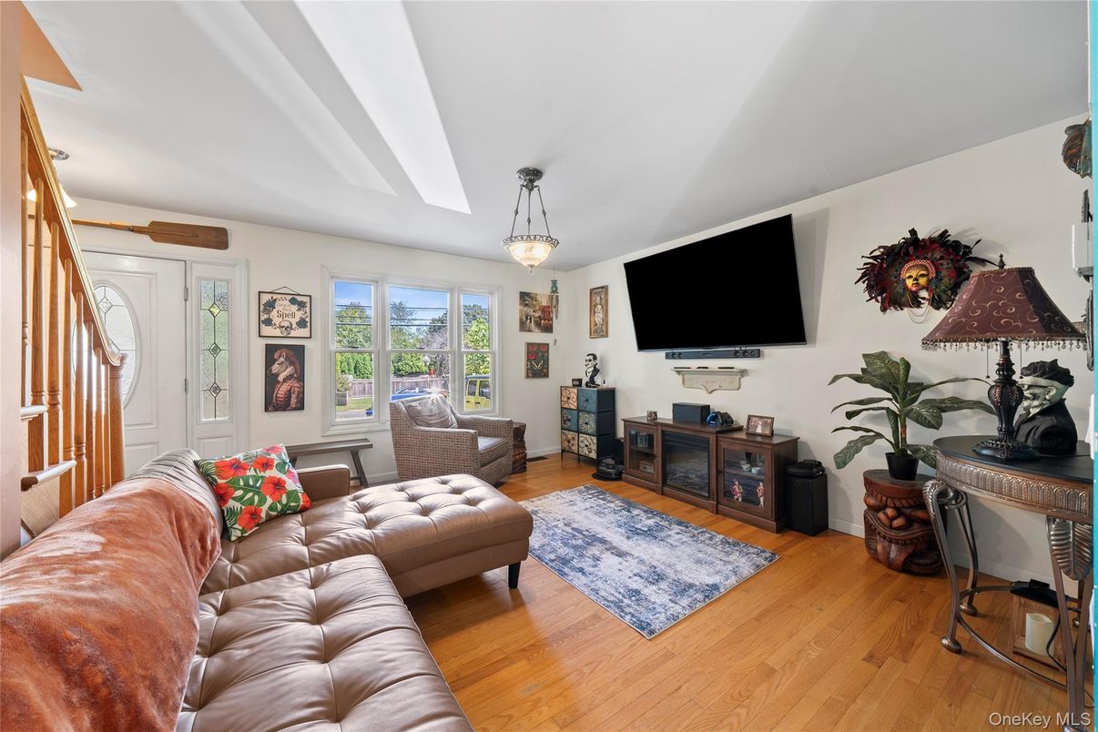 Interior, Living room, Pendant Lights, Wood Texture Flooring