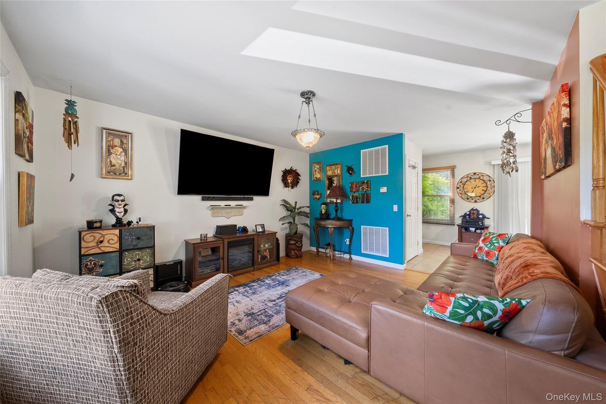 Interior, Living room, Pendant Lights, Wood Texture Flooring