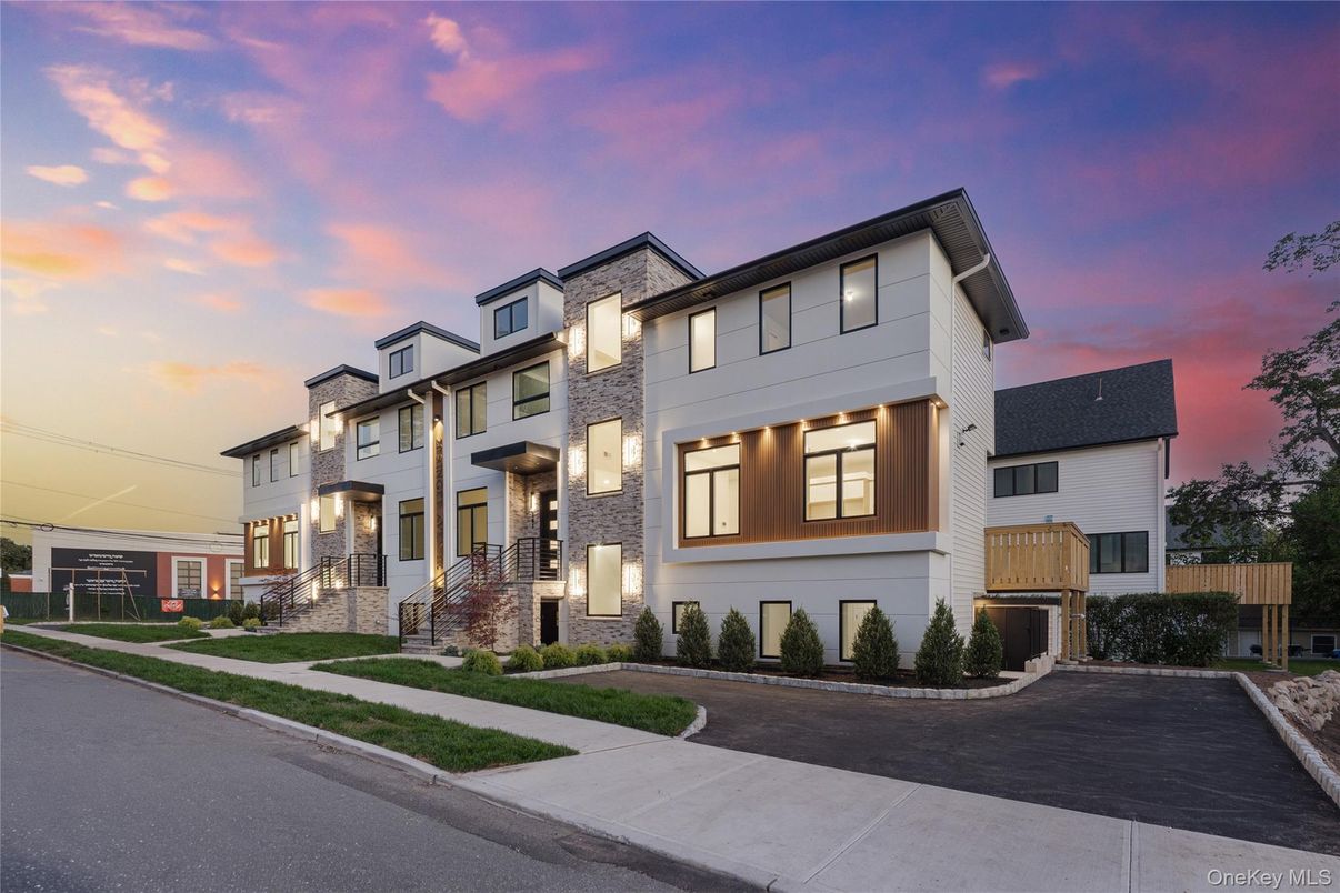 Exterior, Facade, Rowhouse