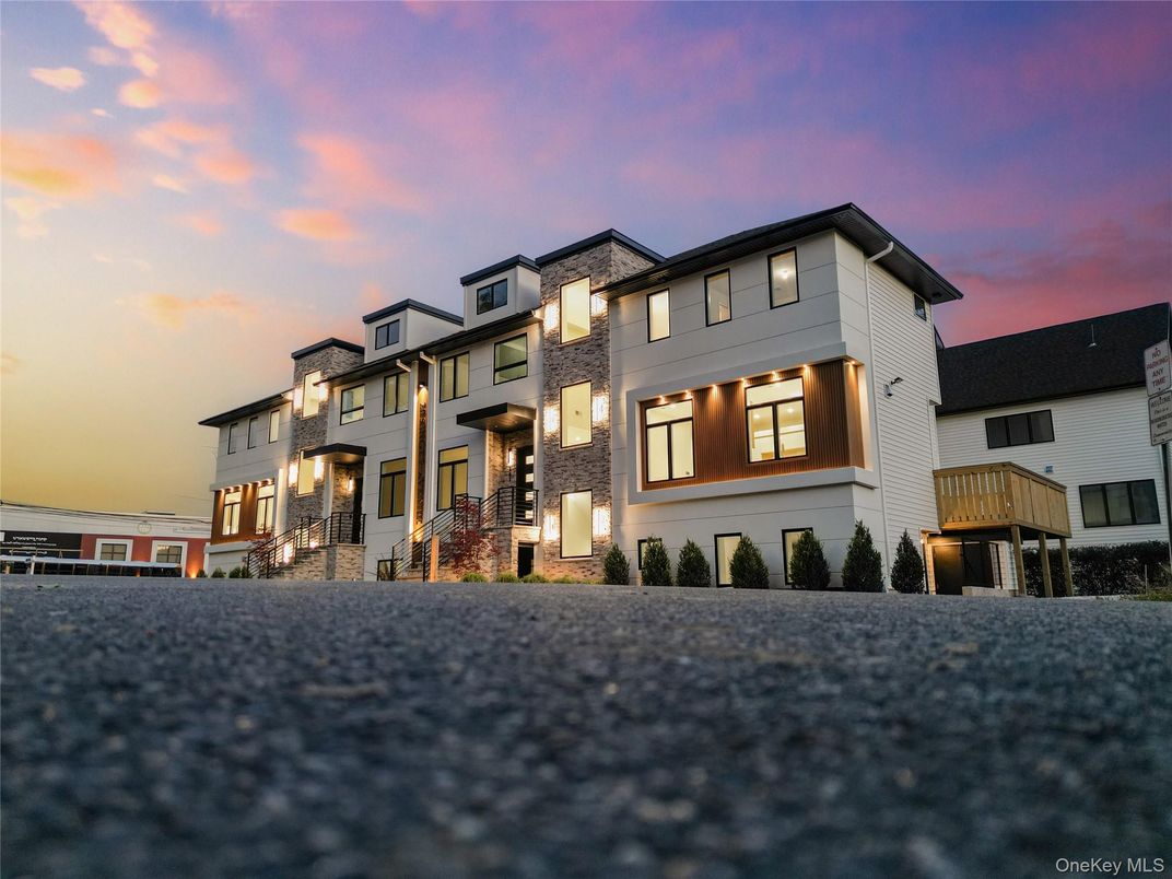 Exterior, Facade, Modern