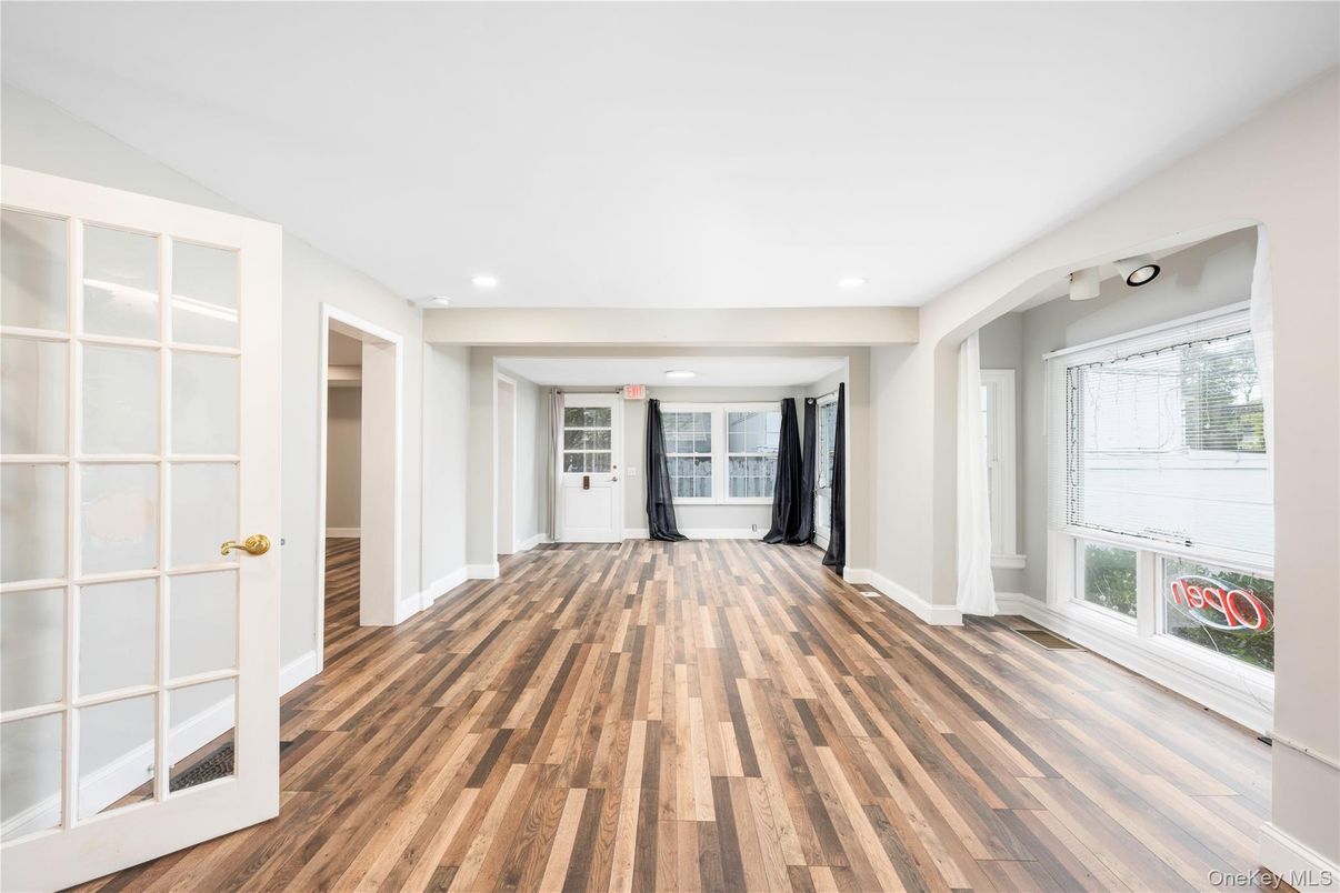 Interior, Recessed Lighting, Wood Texture Flooring