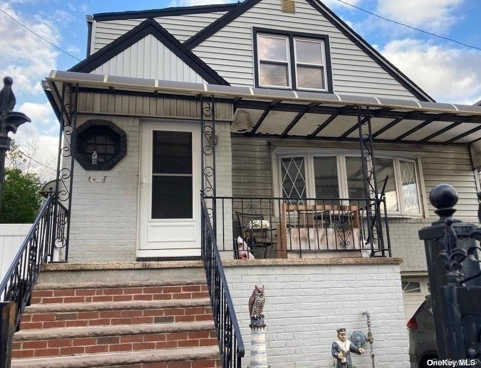 Exterior, Facade, Queen Anne Victorian
