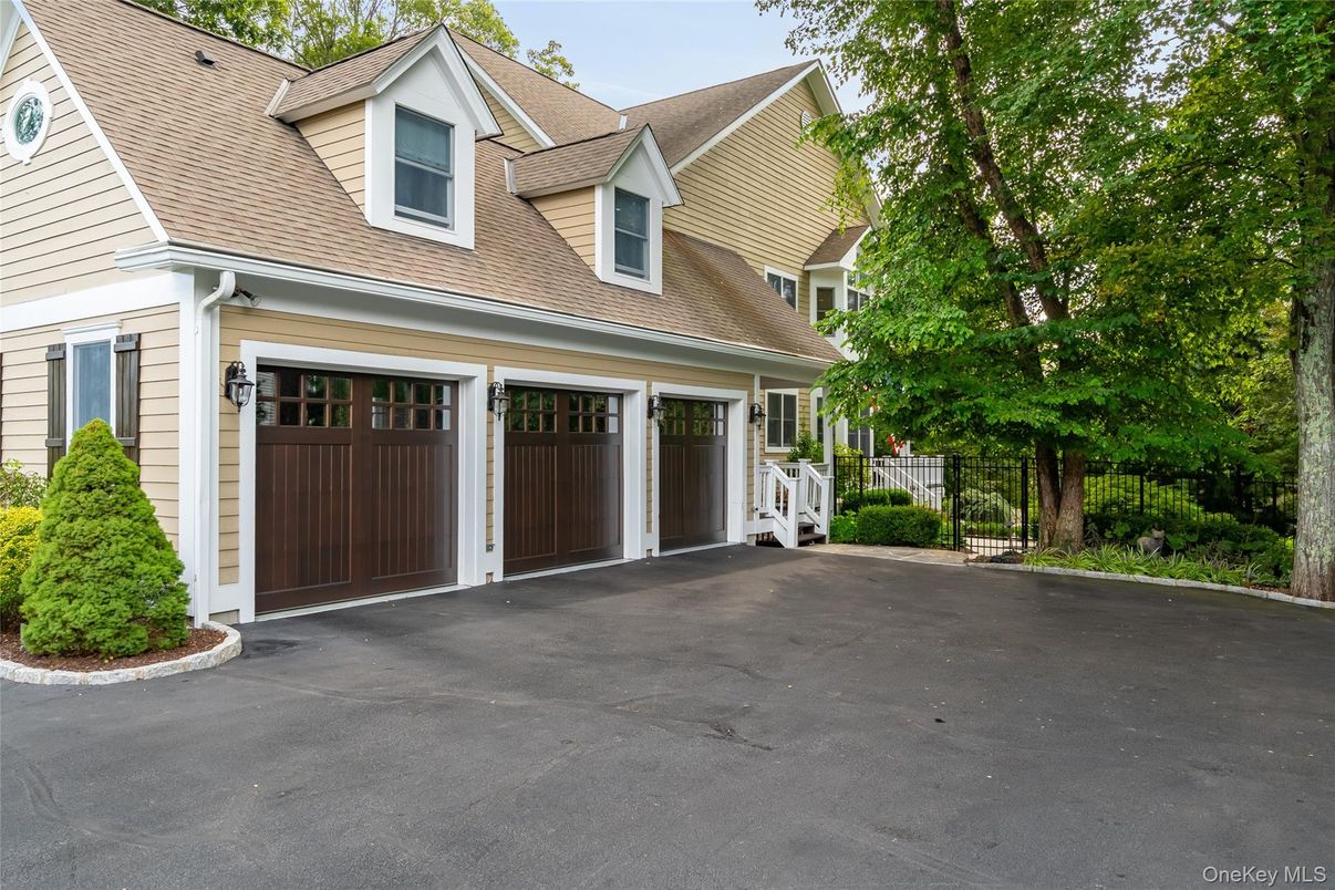 Attached, Exterior, Facade, Cape Cod