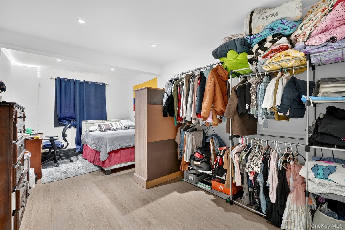 Bedroom, Interior, Recessed Lighting, Walk-in Closets, Wood Texture Flooring